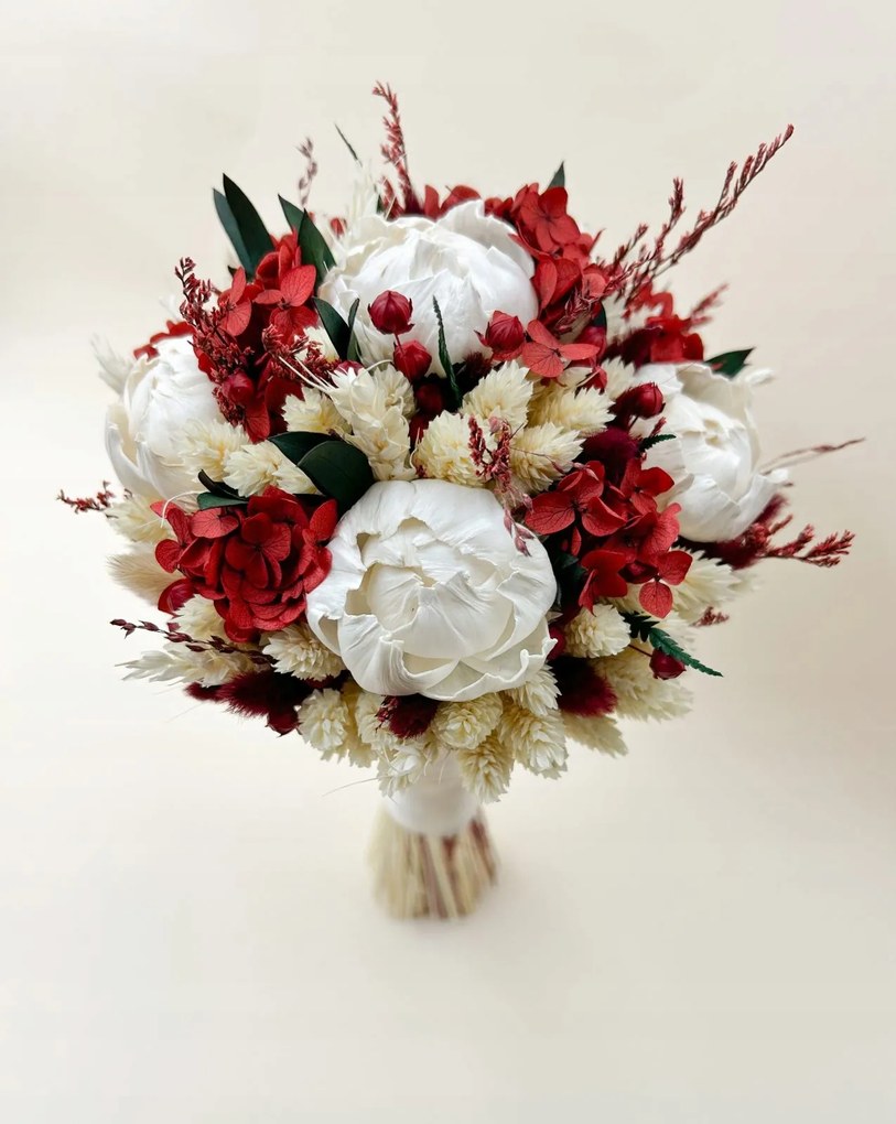 Menyasszonyi csokor szárított virágokból és fűfélékből