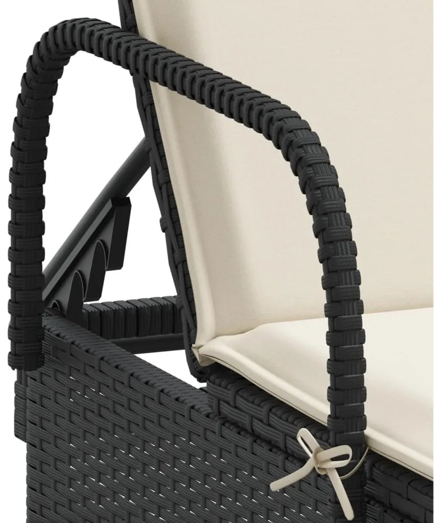 fekete polyrattan napozóágy kerekekkel és párnával