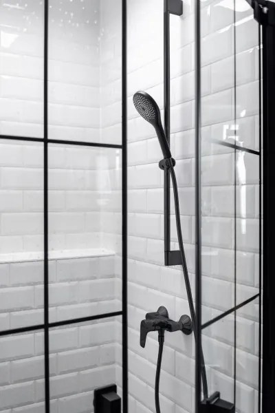 WENKO 24922100 - Zuhanyfej víztakarékos rendszer 9,5x9,5 cm fekete