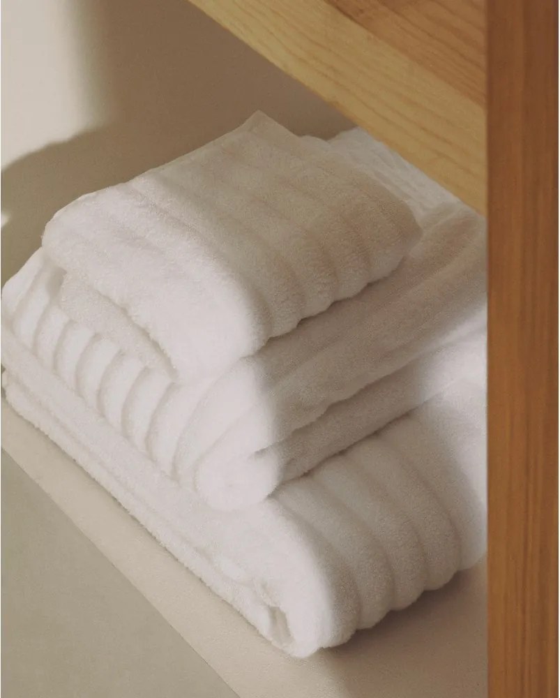 Fehér frottír pamut fürdőlepedő 70x140 cm Navira – Kave Home