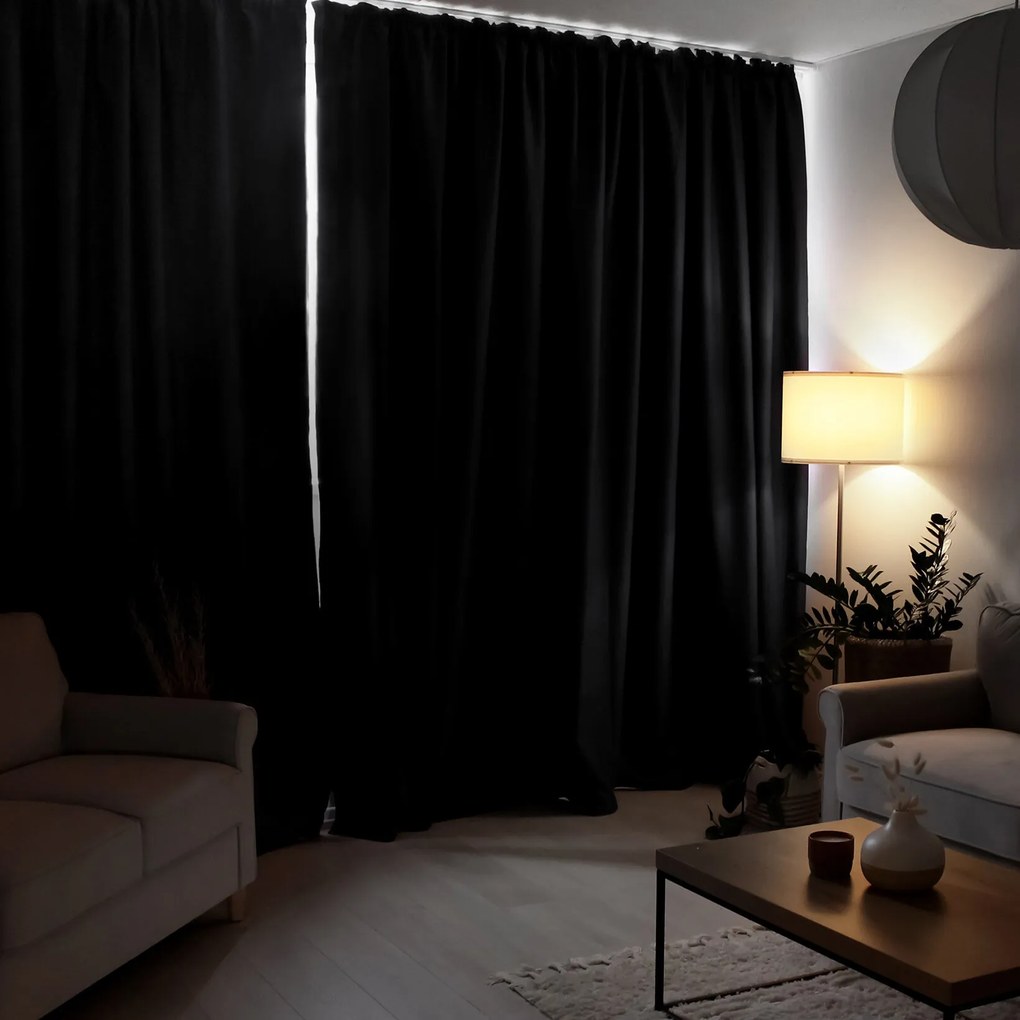 Goldea sötétítő függöny blackout szatén fényű - fekete színű 270x180 cm