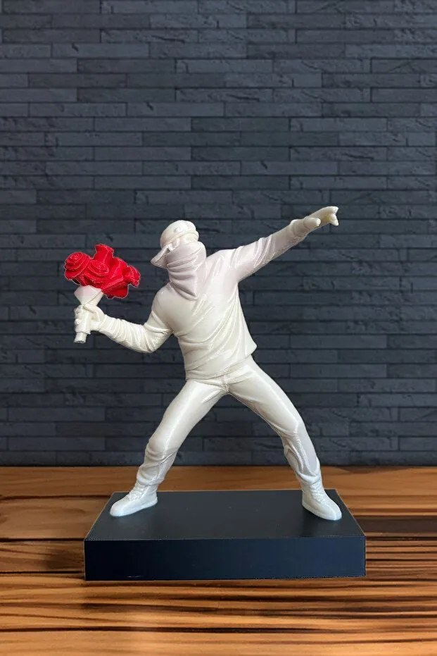Banksy díszfigura fekete/piros/fehér