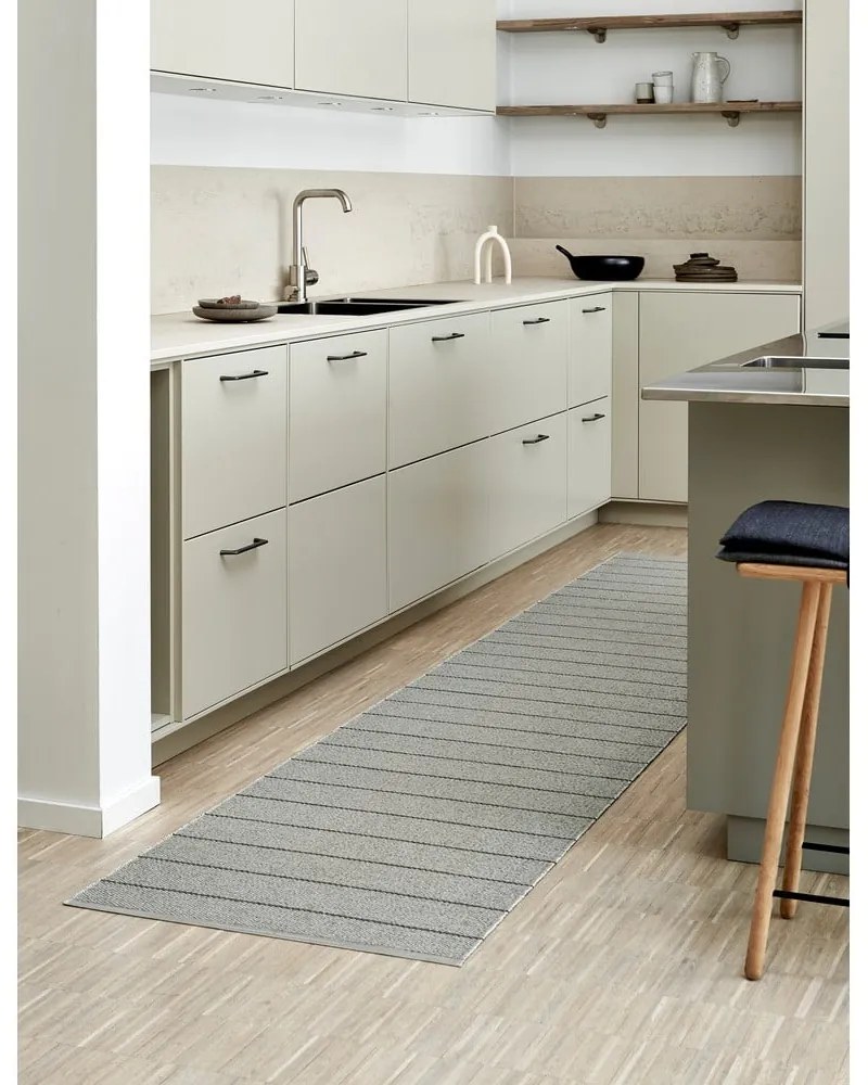 Szürke kültéri-beltéri szőnyeg 70x90 cm Carl Warm Grey – Pappelina