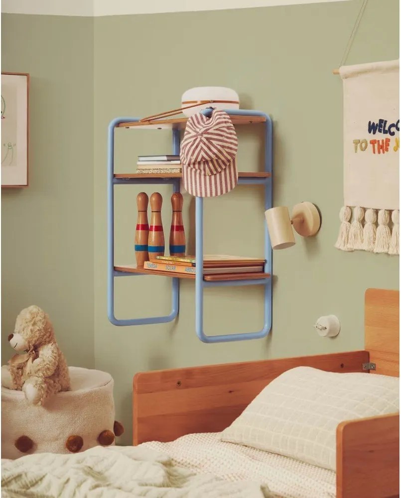 Világoskék-natúr színű függő gyerek könyvespolc kőrisfa dekorral 60x70x28 cm Tinn – Kave Home