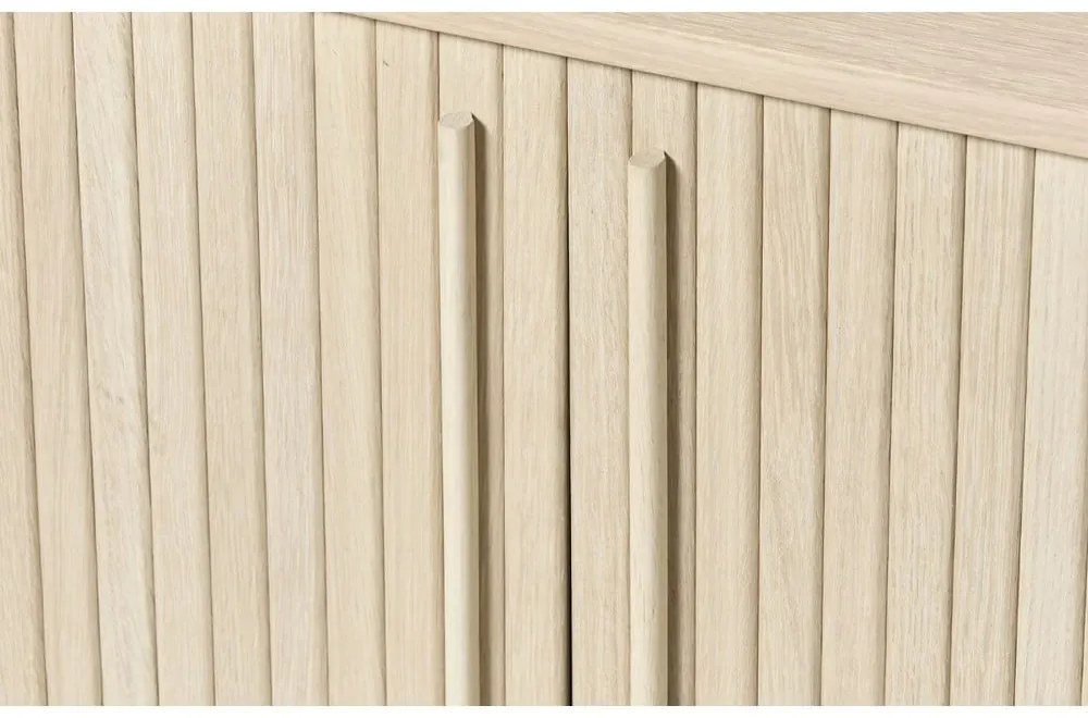 Natúr színű komód tolóajtóval, tölgyfa dekorral 140x76x45 cm Meta – Unique Furniture