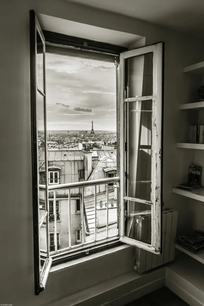 Poszter 30x45cm Az Eiffel-torony a Montmartre 3 lakás ablakán keresztül látható,