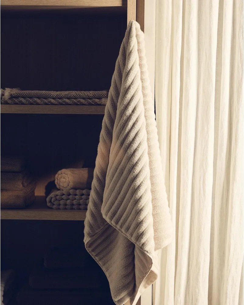 Bézs frottír pamut fürdőlepedő 70x140 cm Navira – Kave Home