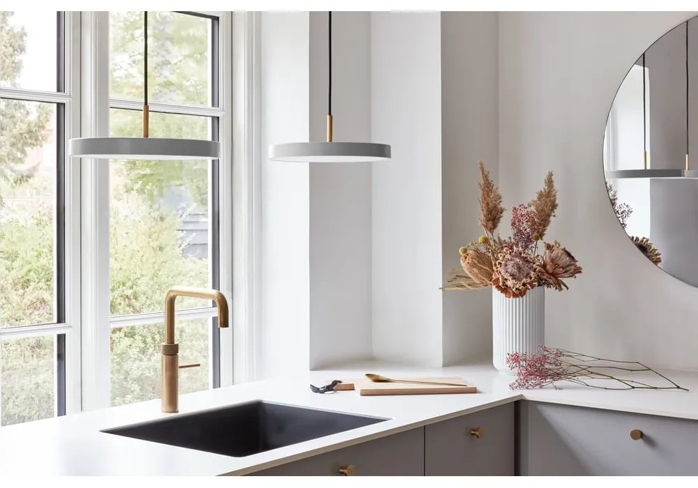 Világosszürke LED függőlámpa fém búrával ø 31 cm Asteria Mini – UMAGE