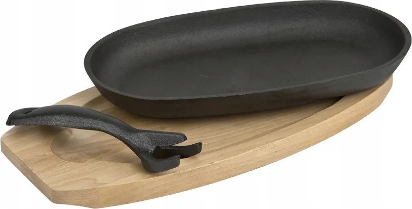 Ovális öntöttvas serpenyő a deszkán
