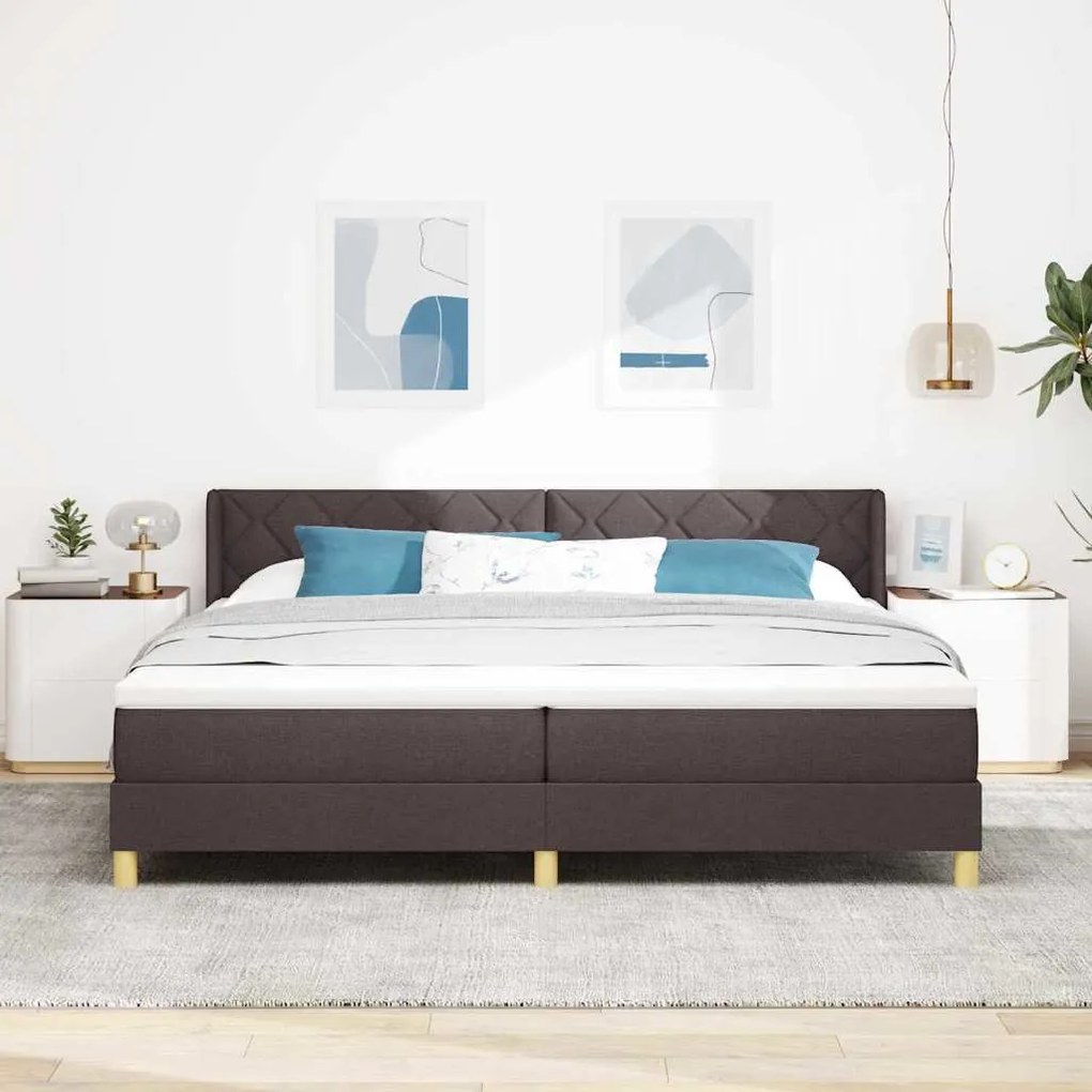 Boxrugós ágy matracmal Sötétbarna és fehér 200 x 200 cm Szövet