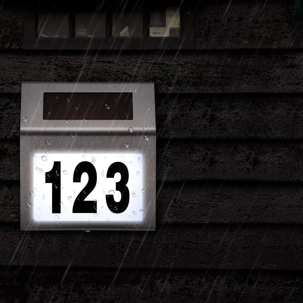 Napelemes lámpa házszámmal