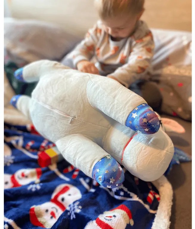 Plüss EGYSZARVÚ kék babatakaróval belül