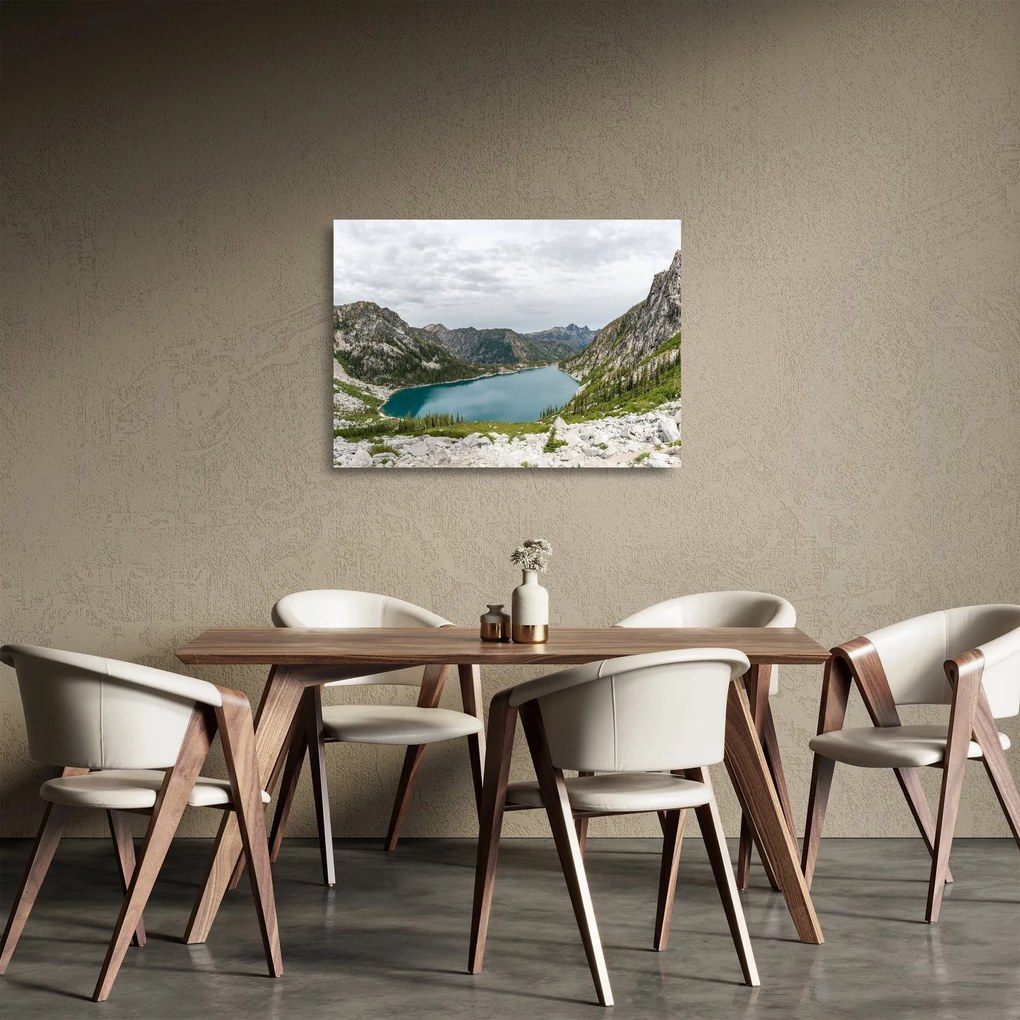 A hegyekben lévő tó képe (üvegen) (70x50 cm)