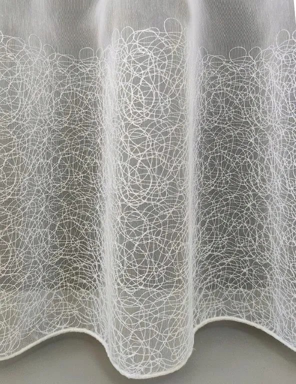 Függöny méterben 285 cm széles fehér tekervényes hímzett pókháló mintával