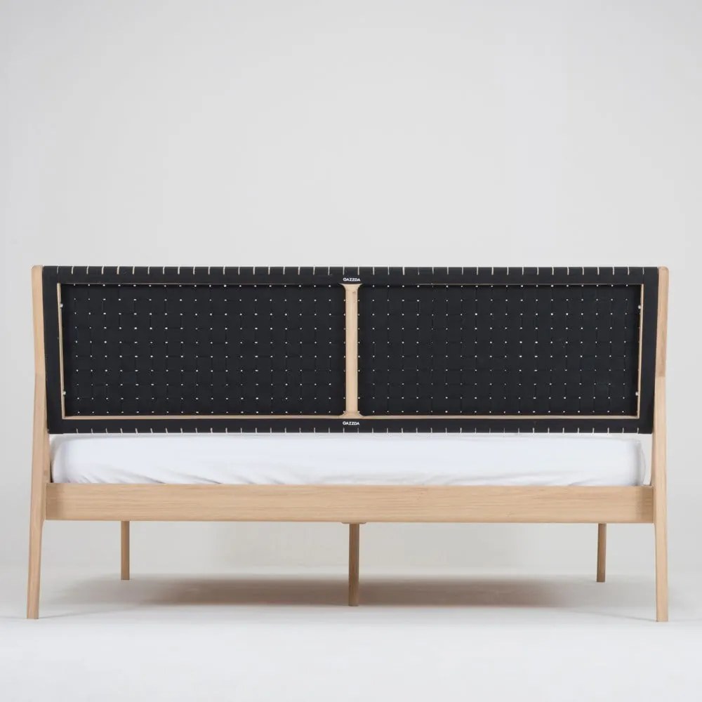 Fekete-natúr színű tölgyfa franciaágy 160x200 cm Fawn – Gazzda