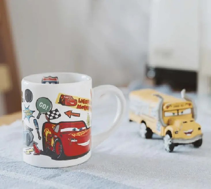 Disney Verdák Stickers porcelán bögre 235 ml (8 oz) Díszdobozban