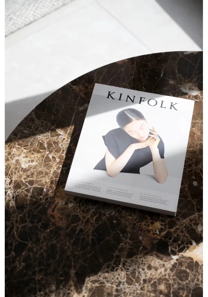 Barna-natúr színű márvány kerek dohányzóasztal 90x90 cm Brooksville - Rowico