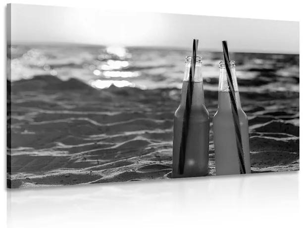 Kép frissítő ital a tengerparton fekete-fehérben