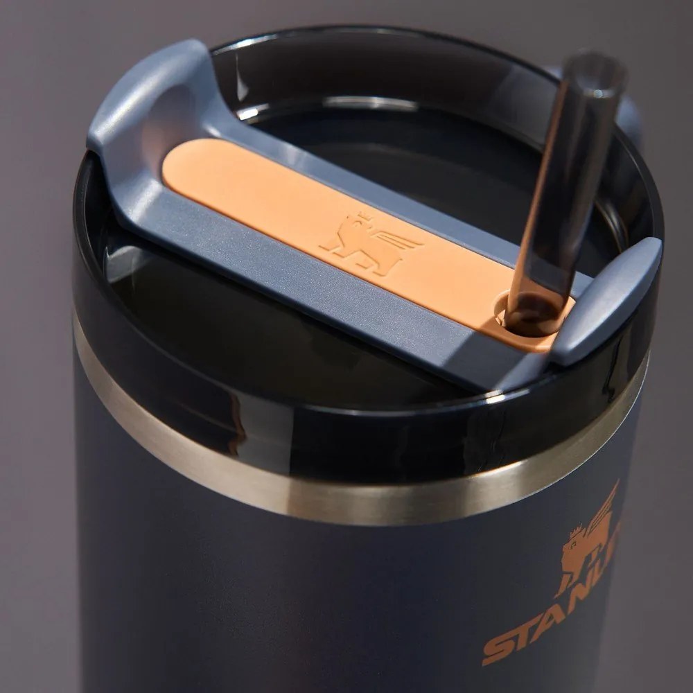 Sötétkék rozsdamentes acél termosz szívószállal 1,18 l Quencher H2.0 FlowState Tumbler Twilight – Stanley