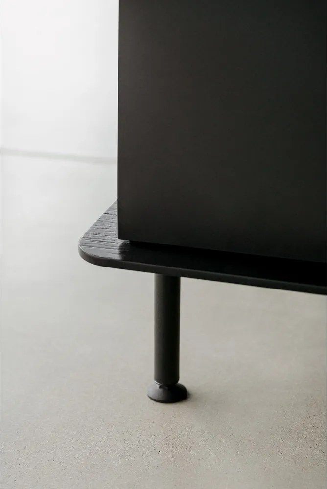 Fekete komód kábellyukkal 120x88x50 cm Suumo – noo.ma