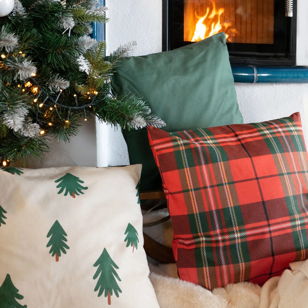 Goldea karácsonyi pamut párnahuzat - fenyőfák natúr alapon 50 x 50 cm