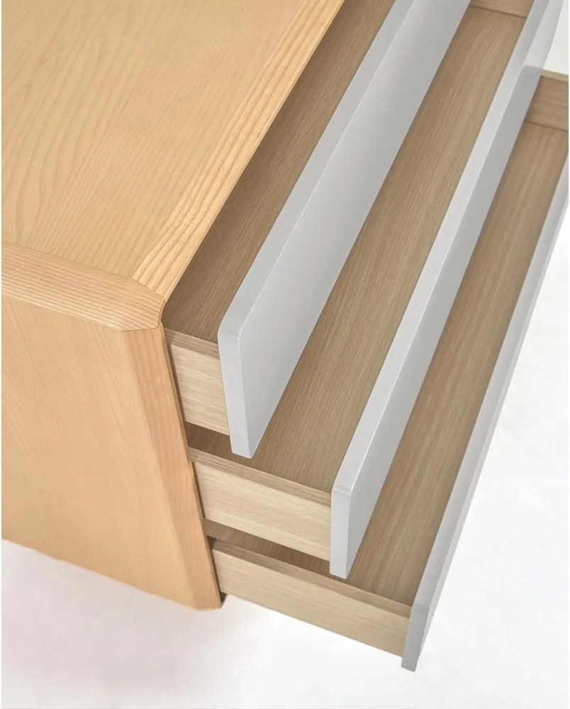 Szürke-natúr színű komód kőrisfa dekorral 99x78,5x42 cm Anielle – Kave Home