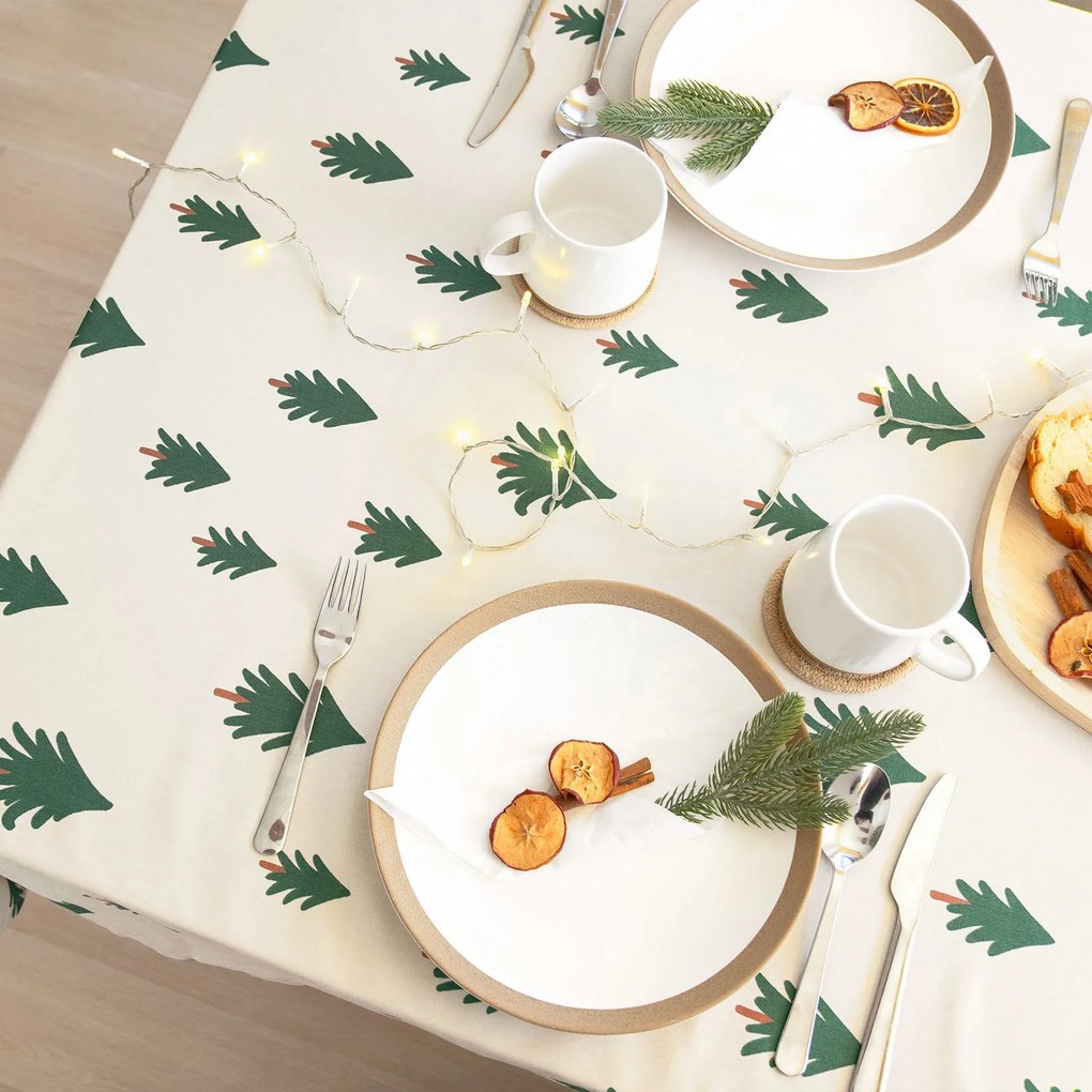 Goldea karácsonyi szögletes terítő - erős pamut - karácsonyfák bézs alapon 140 x 220 cm
