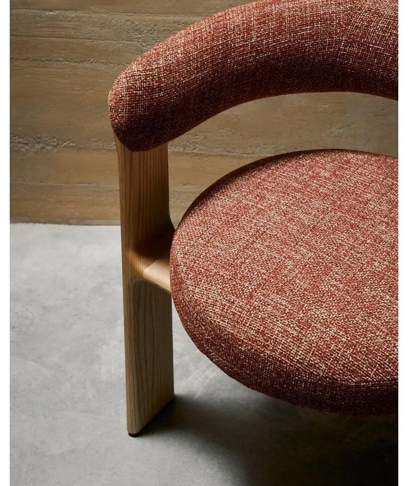 Natúr színű-terrakotta színű kőrisfa karfás étkezőfotel Granite – Kave Home