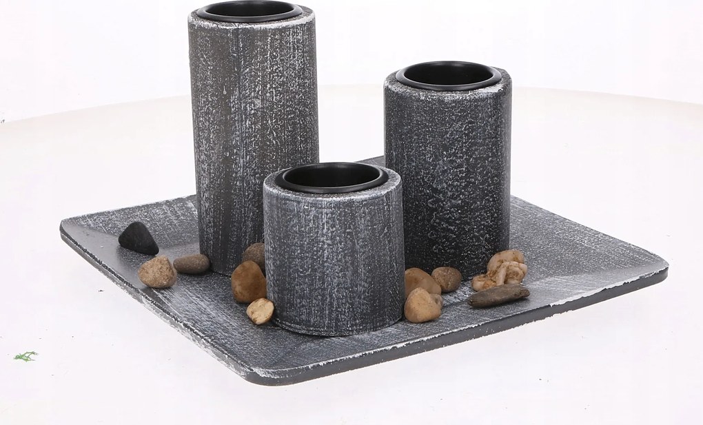 Tányér gyertyatartókkal, szürke