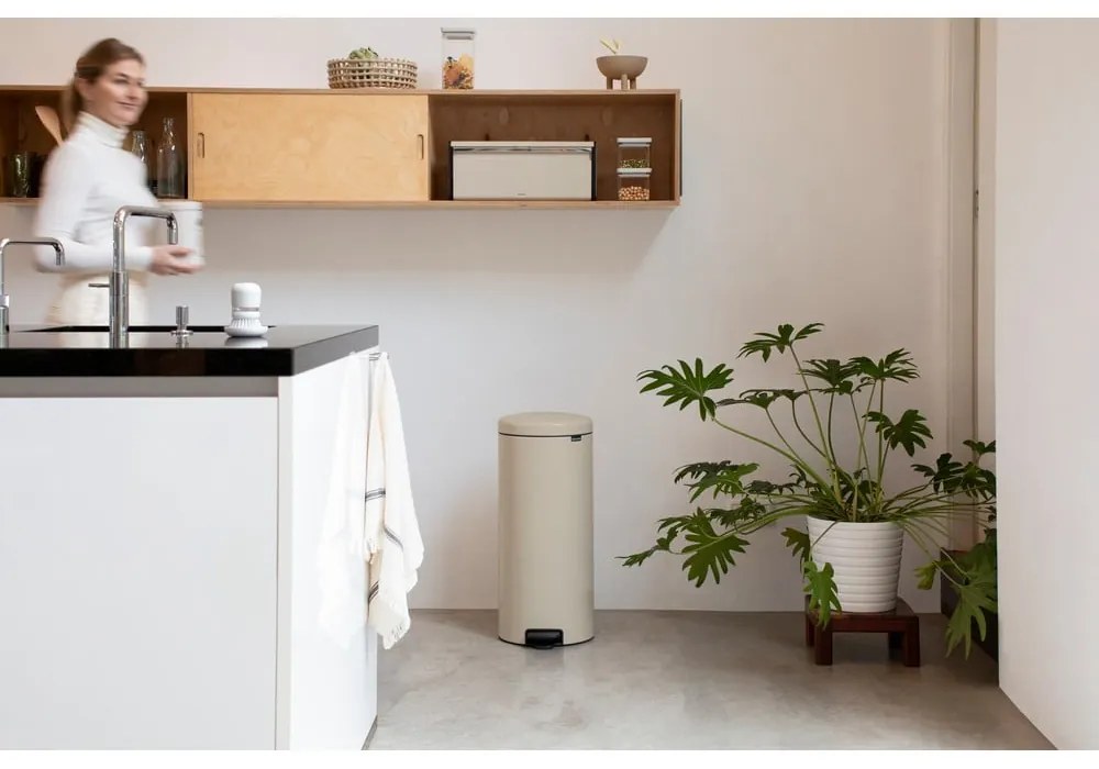 Bézs acél pedálos szemetes 30 l NewIcon – Brabantia