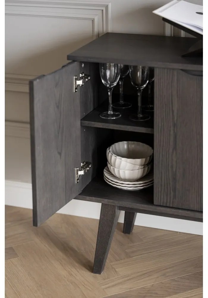 Barna alacsony komód tölgyfa dekorral 150x85 cm Filippa – Rowico