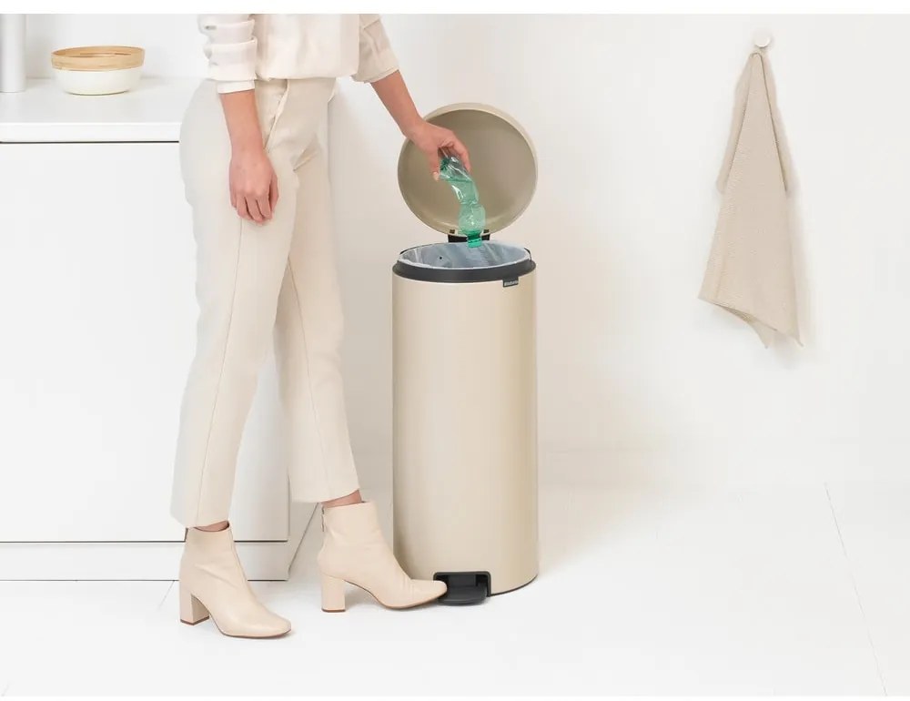 Bézs acél pedálos szemetes 30 l NewIcon – Brabantia