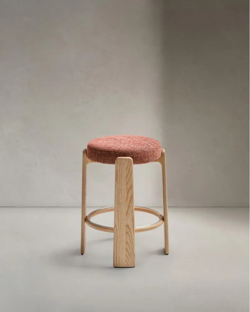 Terrakotta színű-sötét natúr színű kőrisfa bárszék (ülésmagasság 65 cm) Granite – Kave Home