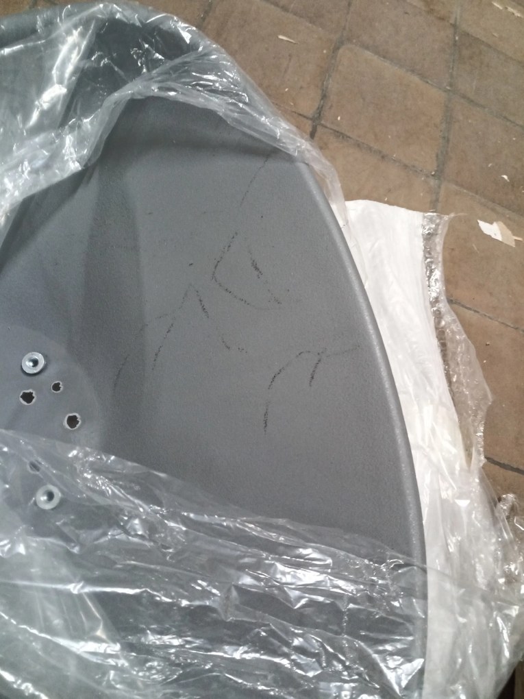 AKCIÓ Sötétszürke BALI MARK szék fekete lábakkal II. osztály