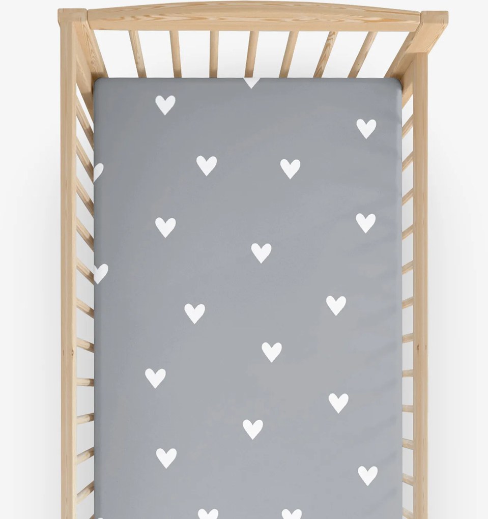 Goldea gyermek körgumis pamut lepedő kiságyba - szívecskék, szürke alapon 60 x 120 cm