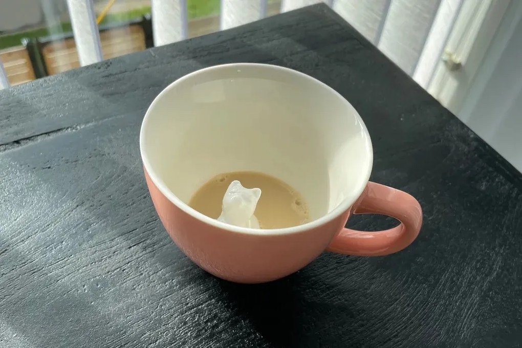 Nyújtózkodó CICA bögre - barackszínű, 325 ml - Creature Cups