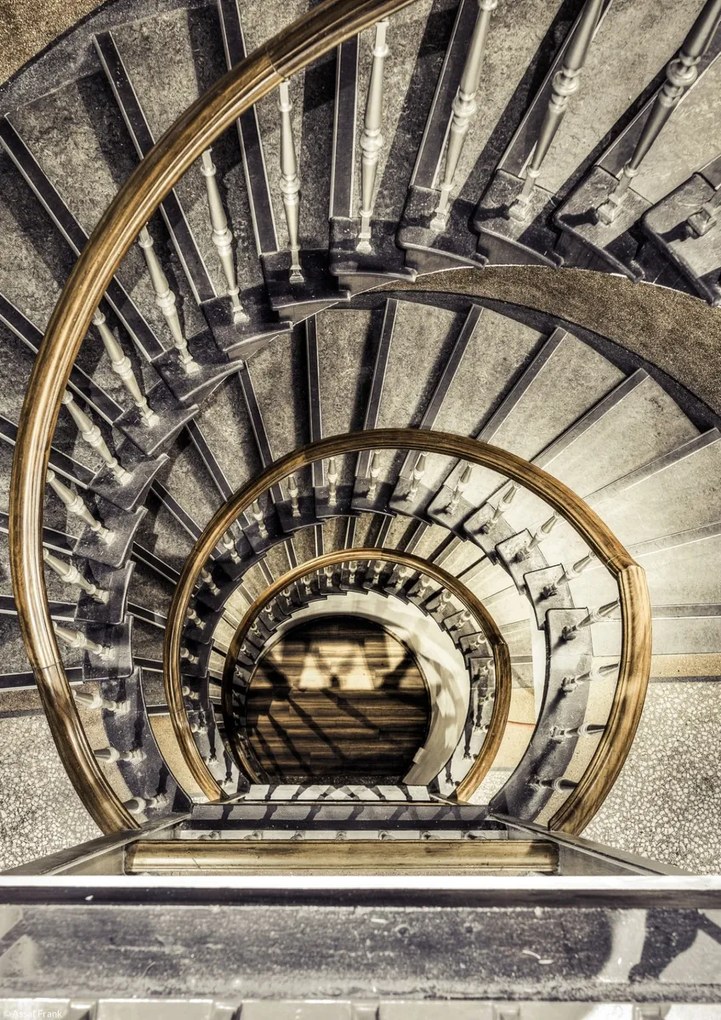 Poszter 21x29,7cm Spirál lépcső felülről az épületben, Assaf Frank