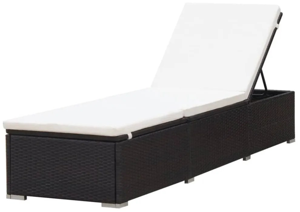 barna polyrattan napozóágy krémfehér párnával