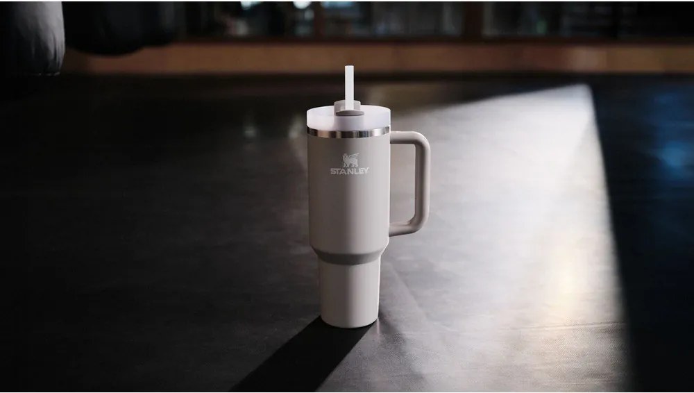 Világosszürke rozsdamentes acél termosz szívószállal 890 ml Quencher H2.O FlowState™ Tumbler Ash – Stanley