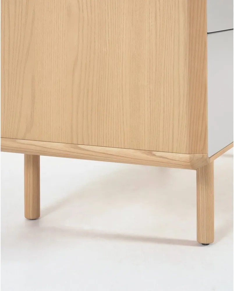 Szürke-natúr színű komód kőrisfa dekorral 60x117x42 cm Anielle – Kave Home