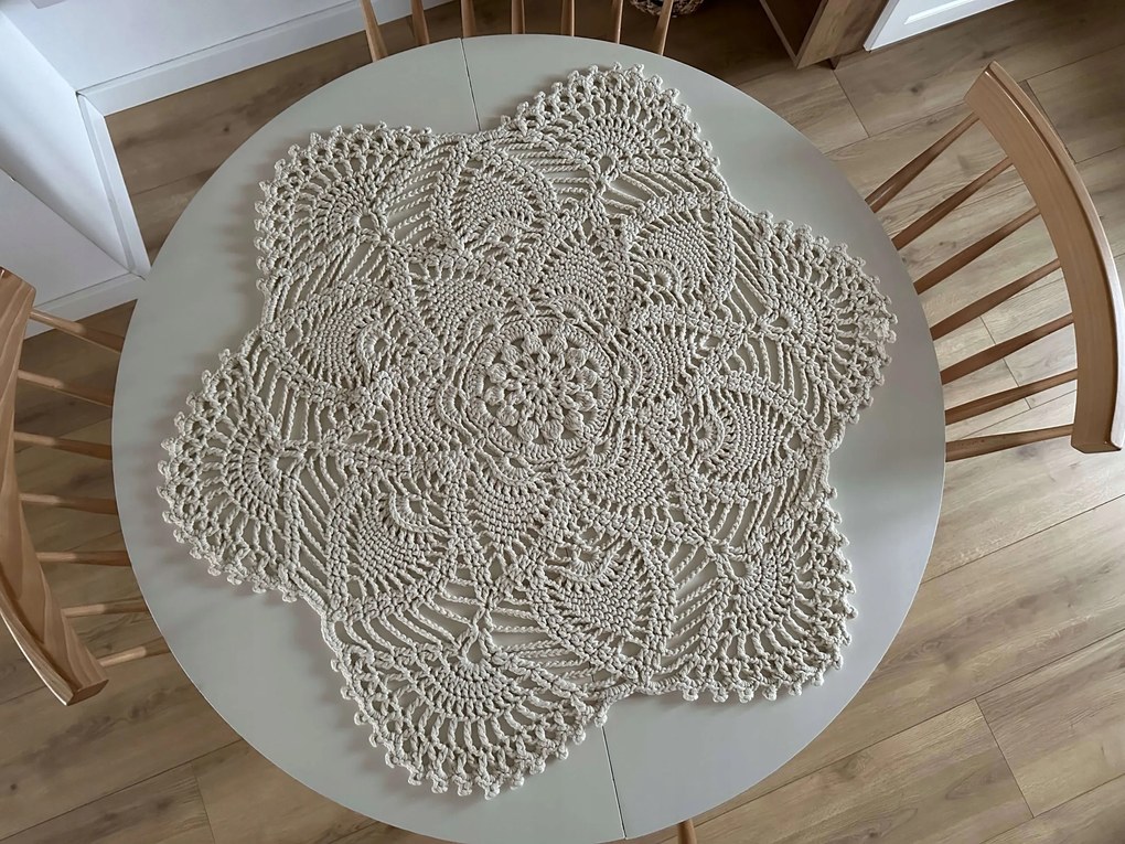 Kerek szalvéta asztalra horgolt zsinórral, krémszínű, átm. kb. 90 cm boho