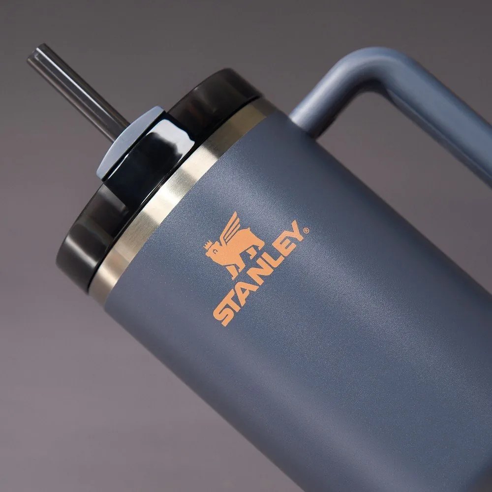 Sötétkék rozsdamentes acél termosz szívószállal 1,18 l Quencher H2.0 FlowState Tumbler Twilight – Stanley