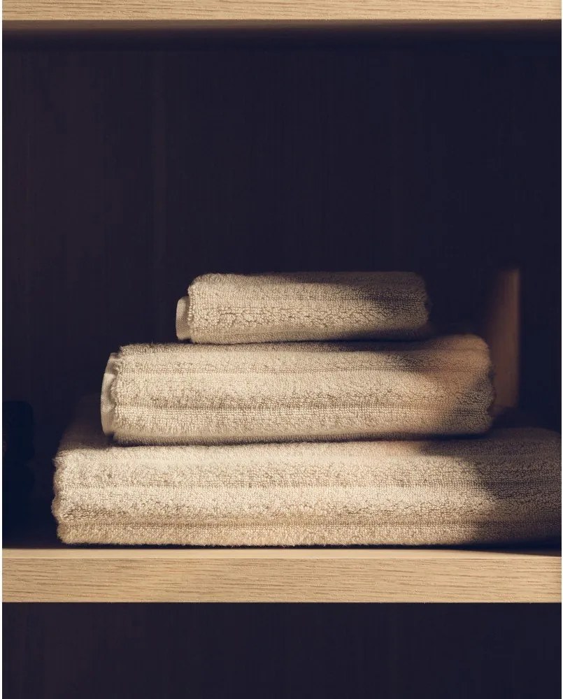 Bézs frottír pamut fürdőlepedő 70x140 cm Navira – Kave Home