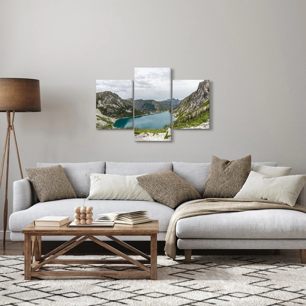A hegyekben lévő tó képe (90x60 cm)