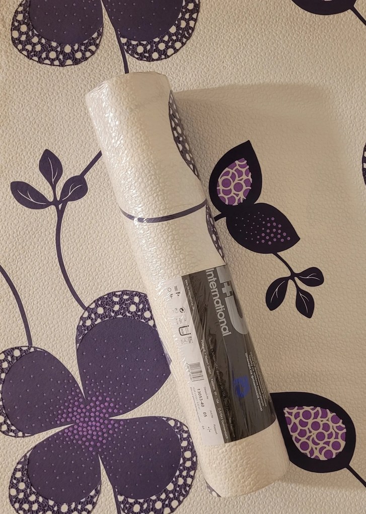 Krémszínű alapon lila virágok háttérkép 13053-40