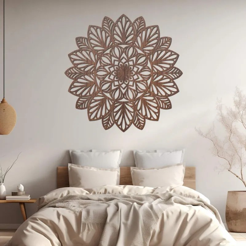 Fából készült mandala a falon | LÓTUSZ