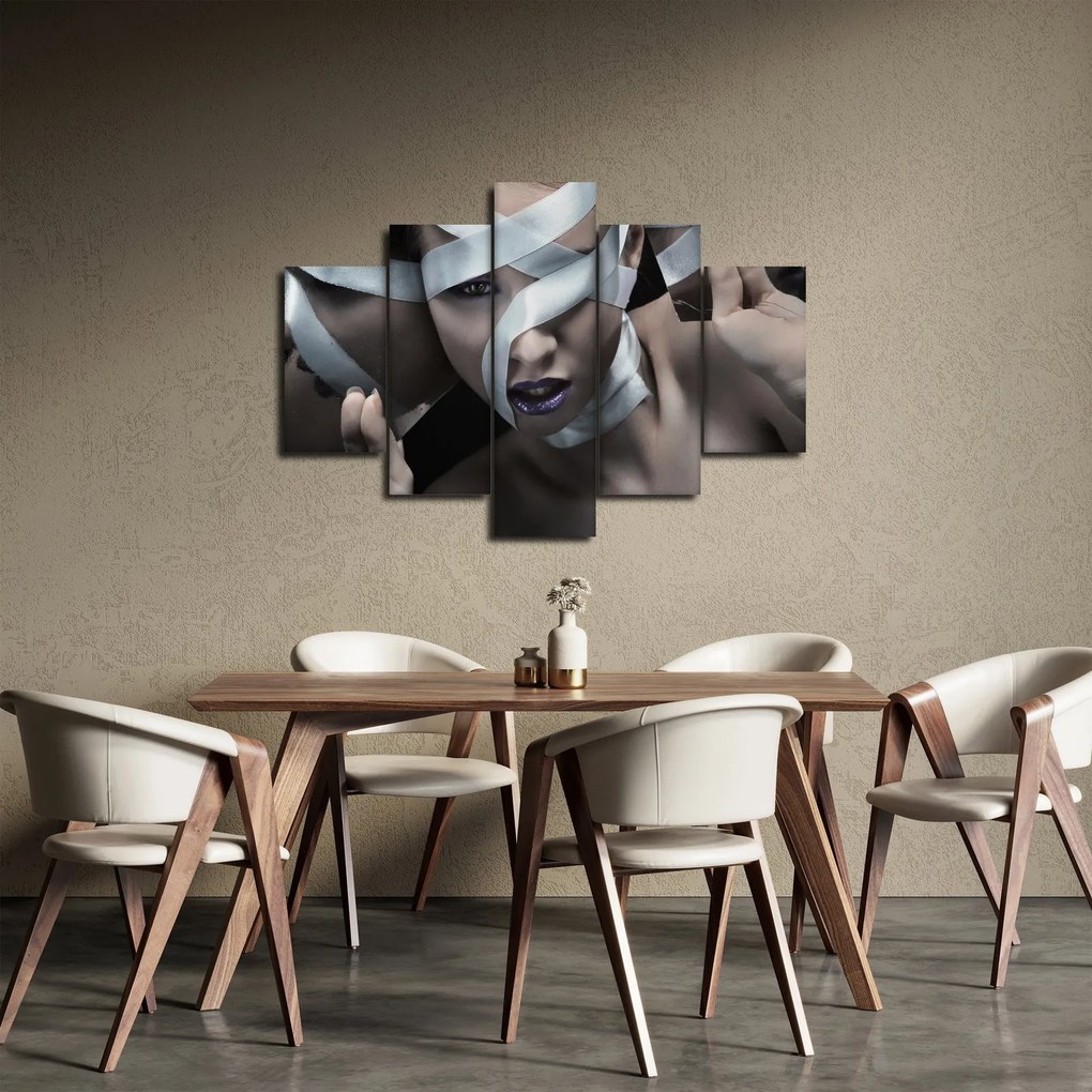 Vászonkép - Egy nő szalaggal (150x105 cm)