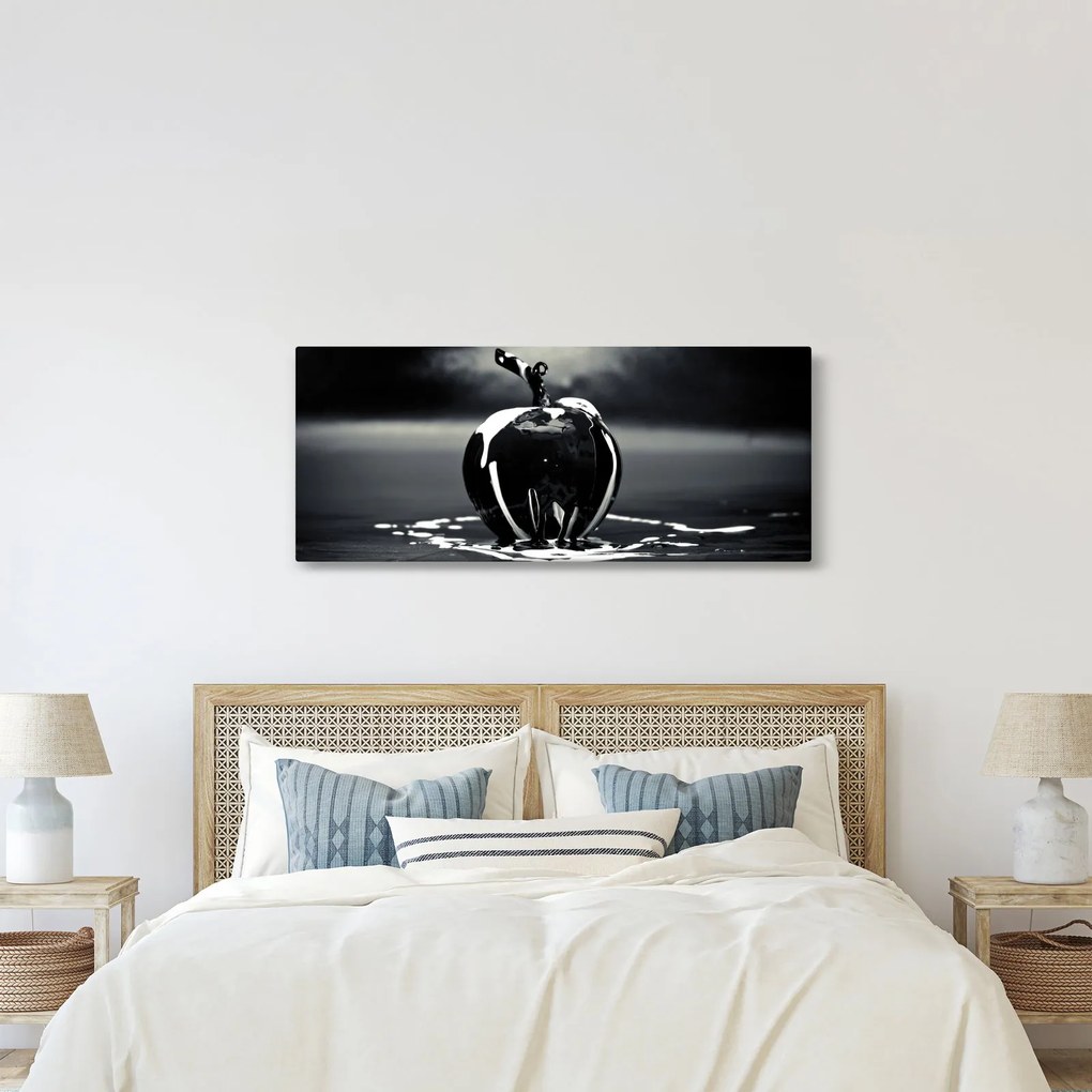 Egy fekete alma képe (120x50 cm)