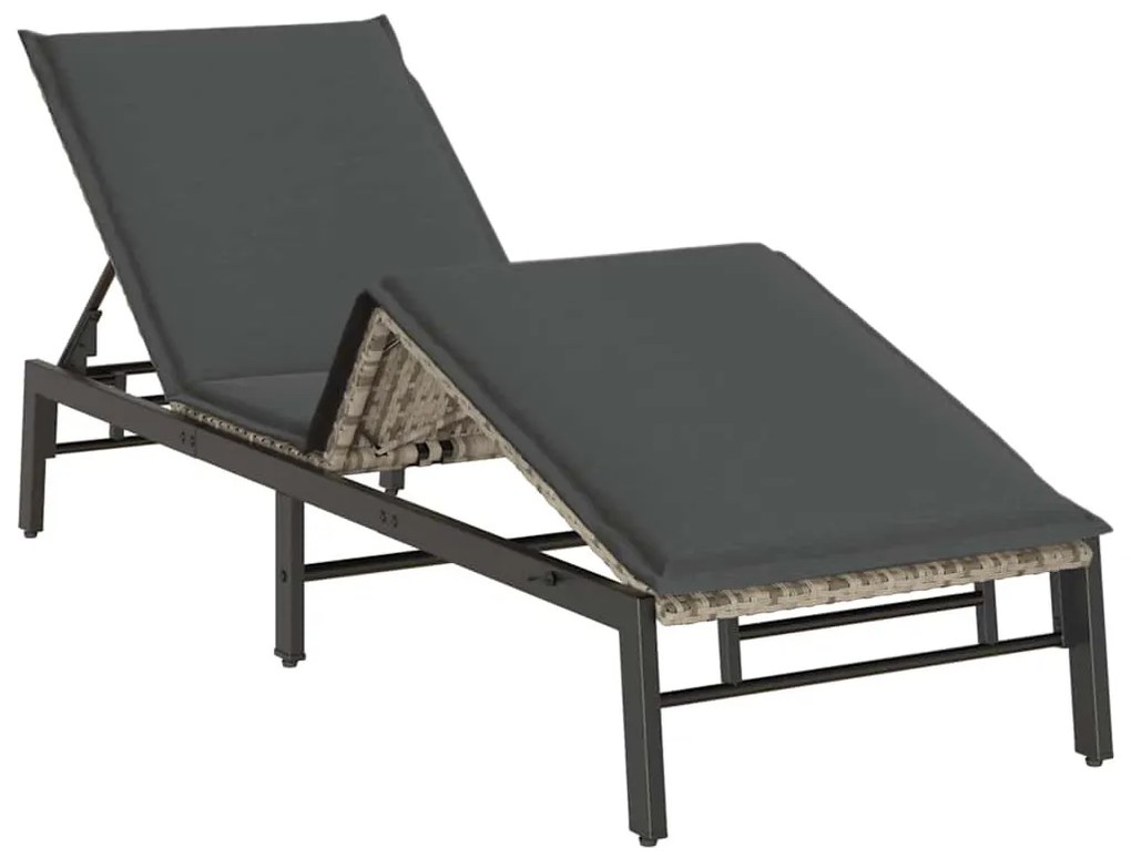 Világosszürke polyrattan napozóágy párnával