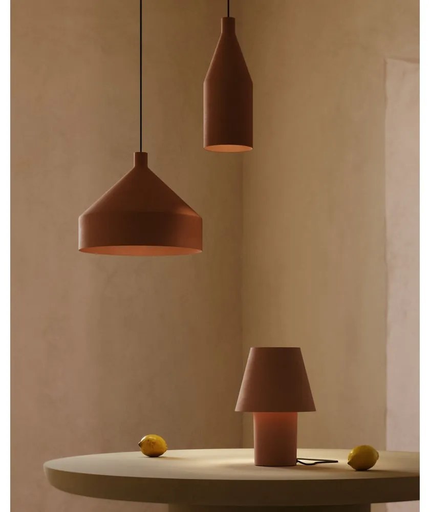 Terrakotta színű asztali lámpa fém búrával (magasság 30 cm) Canapost – Kave Home